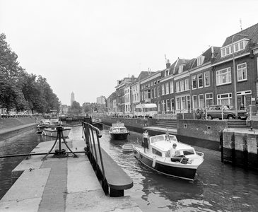 855974 Gezicht op het noordelijk deel van de Weerdsluis te Utrecht, met enkele pleziervaartuigen; rechts de Bemuurde ...
